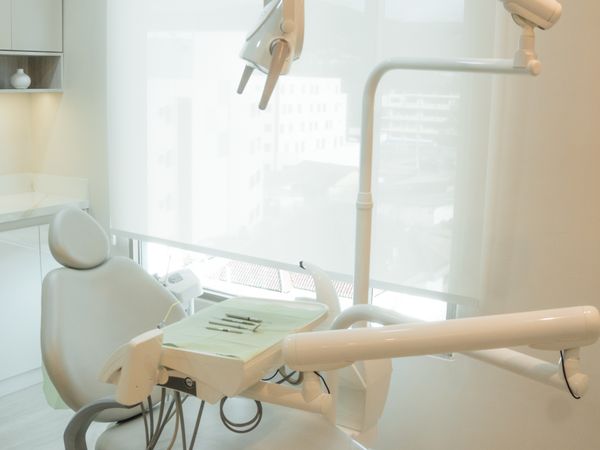 Sillón y equipo dental moderno en un consultorio odontológico