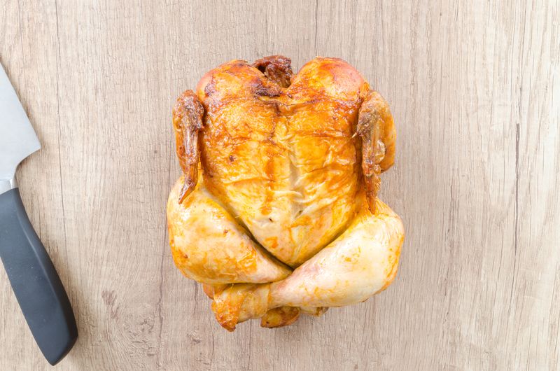 Pollo a la brasa entero, dorado y jugoso